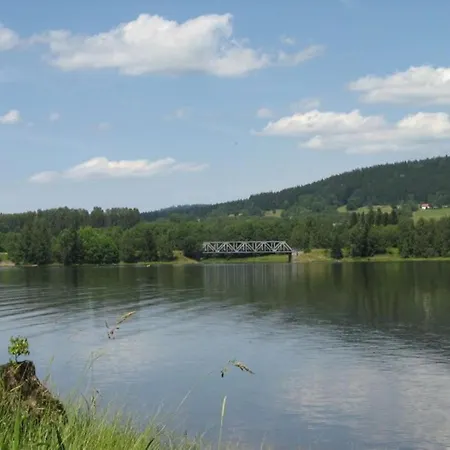 Modish Apartment In Nova Pec Near Lake شقة
