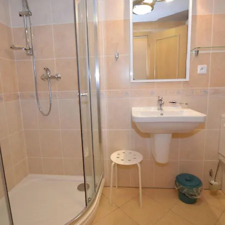 Modish Apartment In Nova Pec Near Lake شقة